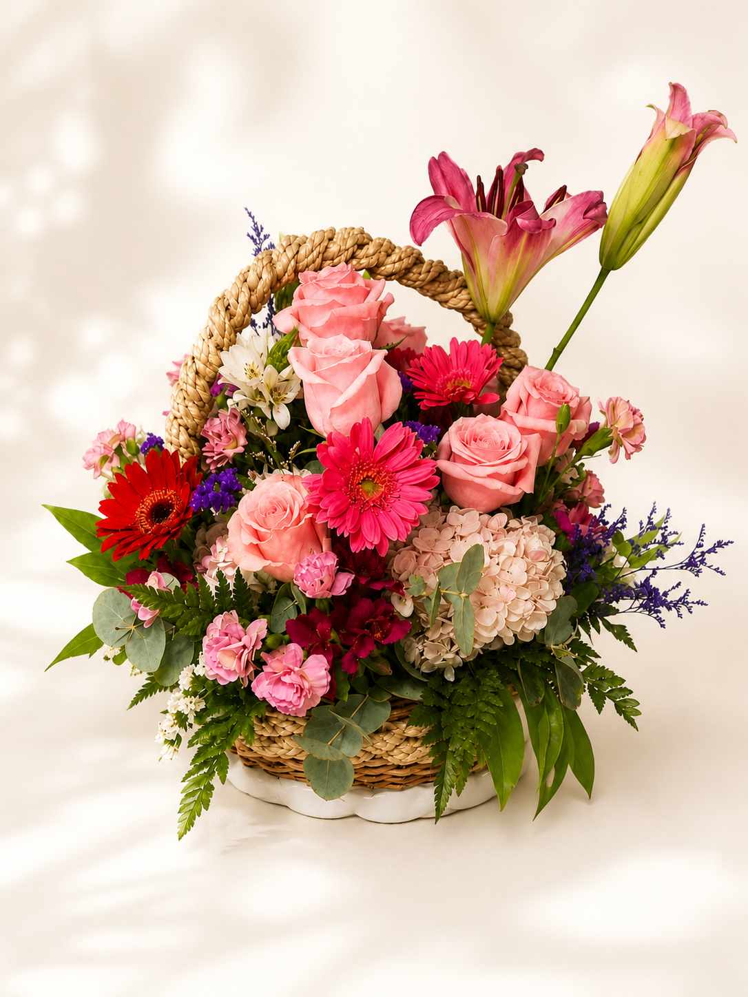 Canasta artesanal Blumen con rosas rosadas, lilium, gerberas y hortensias hecha a mano en Popayán